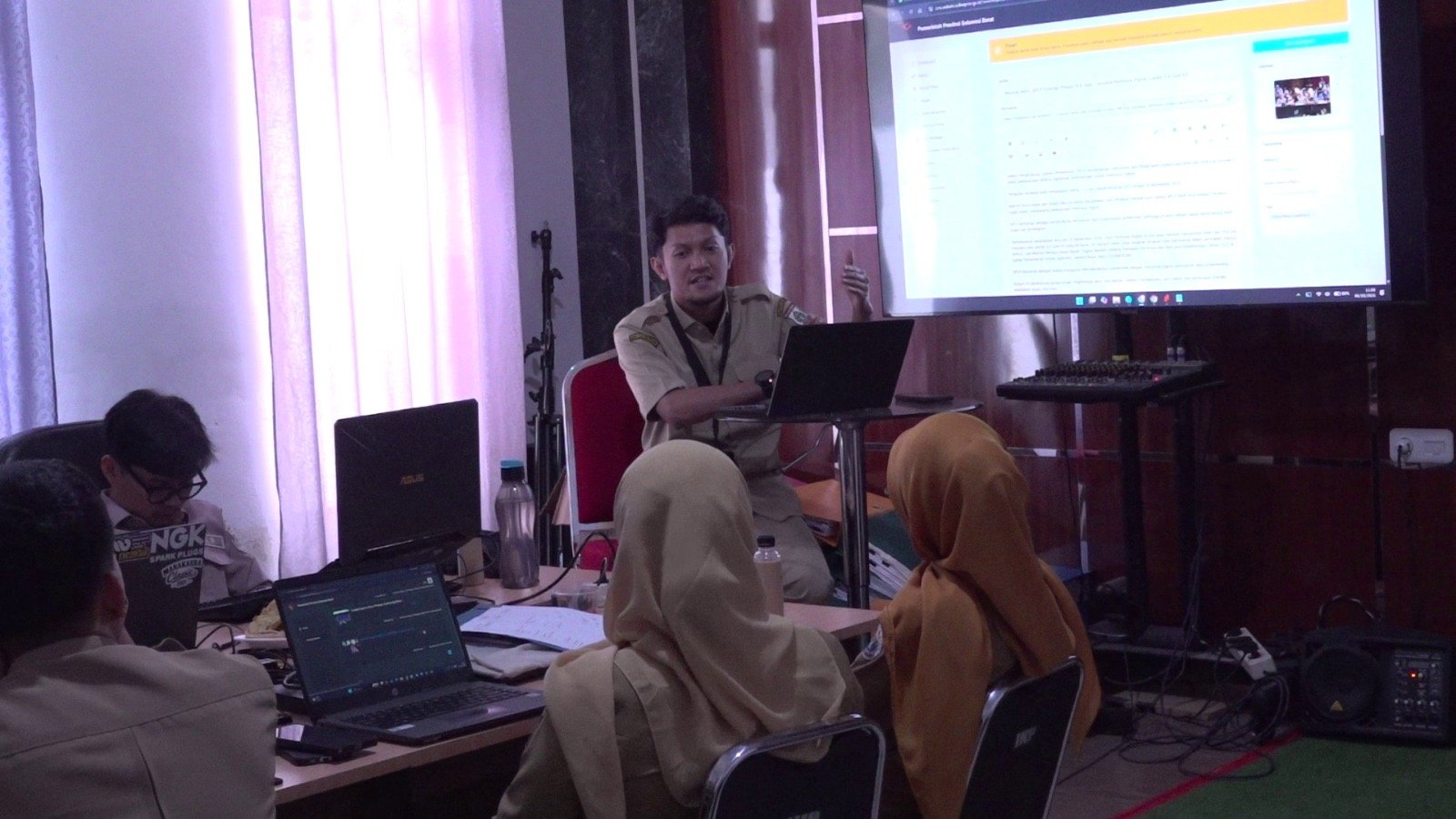 Integrasi Website OPD Dimulai, Diskominfopers Sulbar Uji Coba Aplikasi Sipaingngarang